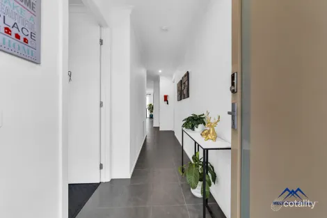 Property photo of 8 Criterion Way Cranbourne East VIC 3977