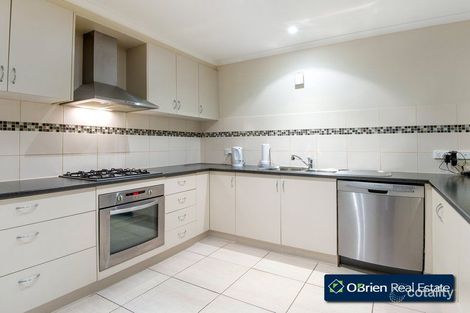 Property photo of 5 Reynard Place Cranbourne East VIC 3977