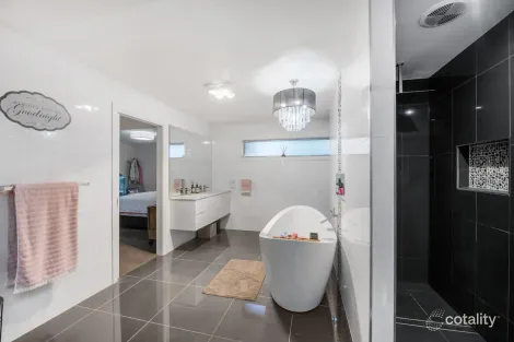 Property photo of 80 Strickland Street Ascot VIC 3551