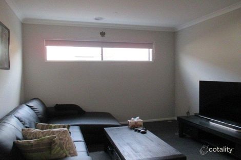 Property photo of 3 Florey Lane Cranbourne West VIC 3977