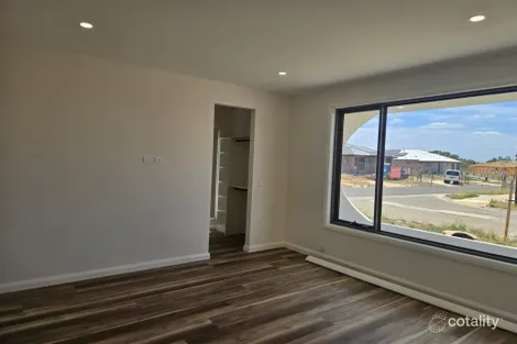 Property photo of 27 Councillor Drive Weir Views VIC 3338