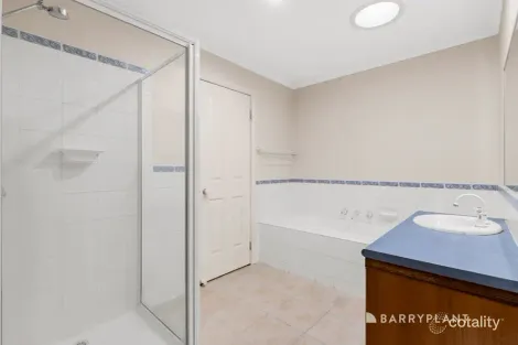 Property photo of 17 Valiant Square South Morang VIC 3752
