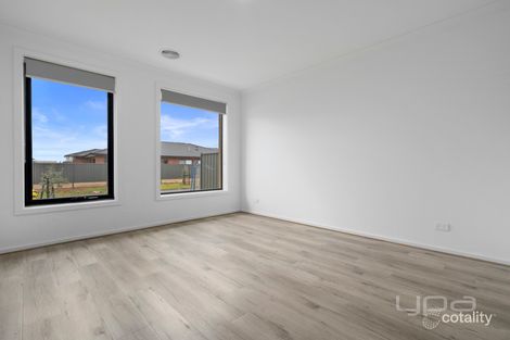 Property photo of 3 Saltaire Drive Strathtulloh VIC 3338