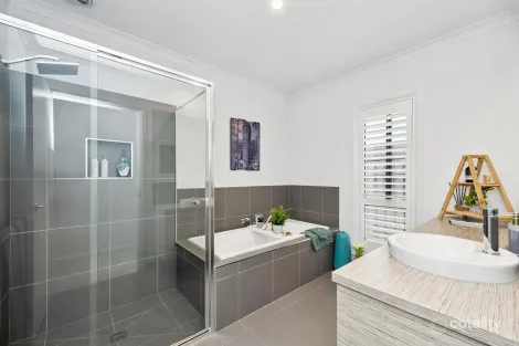 Property photo of 34 Drumbane Drive Golden Square VIC 3555