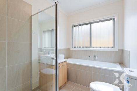 Property photo of 19 Melogold Crescent Tarneit VIC 3029