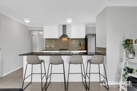 Property photo of 27 Treeve Parkway Werribee VIC 3030