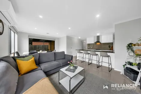 Property photo of 27 Treeve Parkway Werribee VIC 3030