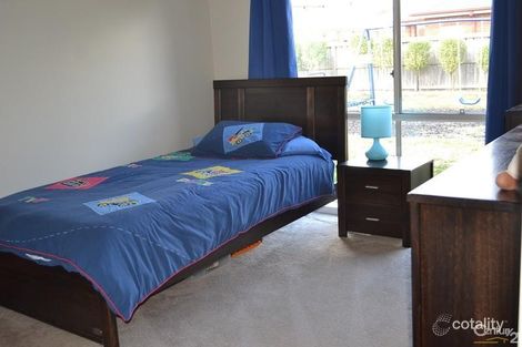 Property photo of 3 Riddell Grove Pakenham VIC 3810