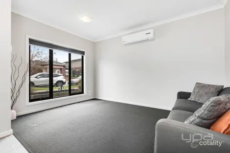 Property photo of 2A Courtyard Way Roxburgh Park VIC 3064