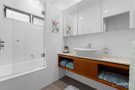 Property photo of 53 Hutton Avenue Wynnum QLD 4178