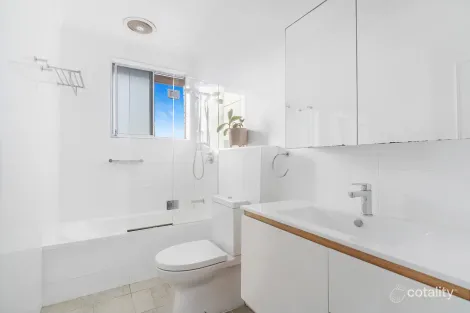 Property photo of 11/26-28 Undercliff Road Freshwater NSW 2096