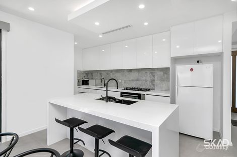 Property photo of 76 Gossia Avenue Craigieburn VIC 3064