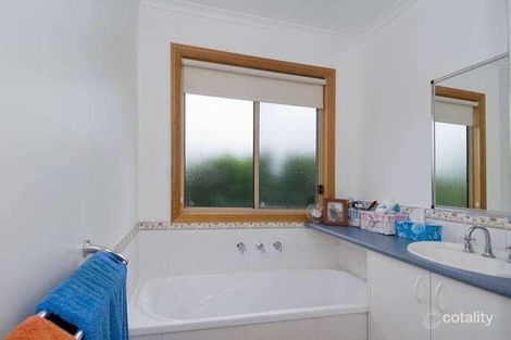 Property photo of 8 Keith Court Breakwater VIC 3219