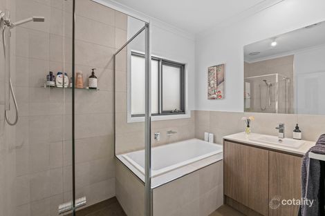 Property photo of 22 Hunt Way Pakenham VIC 3810