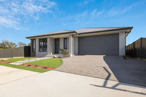 18 DENNIS ST, THIRLMERE, NSW 2572