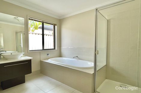 Property photo of 33 Inspiration Circuit Pakenham VIC 3810