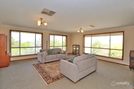 Property photo of 8 Grevillea Close Cowra NSW 2794