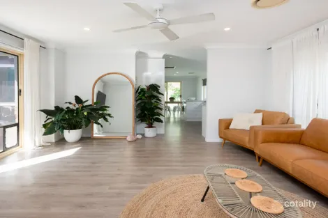 Property photo of 11 Trade Winds Drive Helensvale QLD 4212