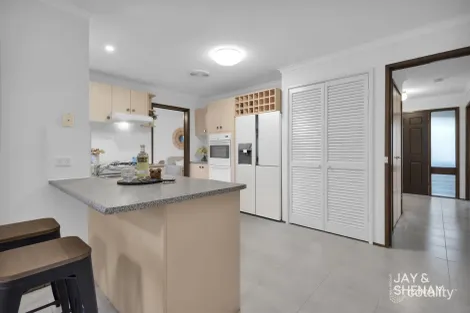 Property photo of 5 Nicholson Close Endeavour Hills VIC 3802
