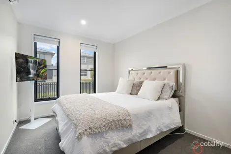 Property photo of 33 Soho Crescent Wollert VIC 3750