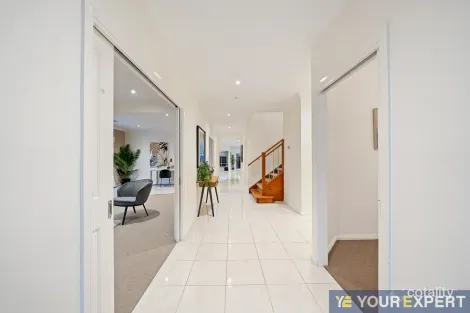 Property photo of 32 Lakeside Drive Berwick VIC 3806
