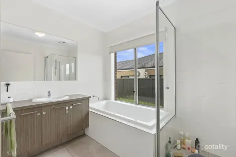 Property photo of 32 Wilandra Way Clyde VIC 3978