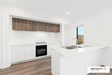 Property photo of 20 Arrowgrass Walk Thornhill Park VIC 3335
