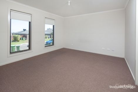 Property photo of 18 Victoria Place Pakenham VIC 3810
