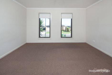 Property photo of 18 Victoria Place Pakenham VIC 3810