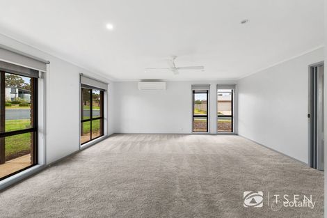 Property photo of 24 Nabilla Crescent Strathdale VIC 3550