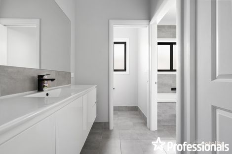 Property photo of 10 Granite Rise Kelso NSW 2795