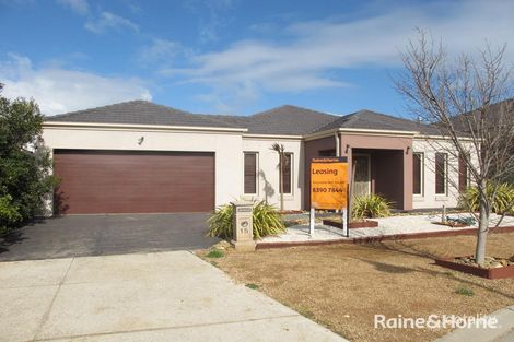Property photo of 15 Lambertia Loop Caroline Springs VIC 3023