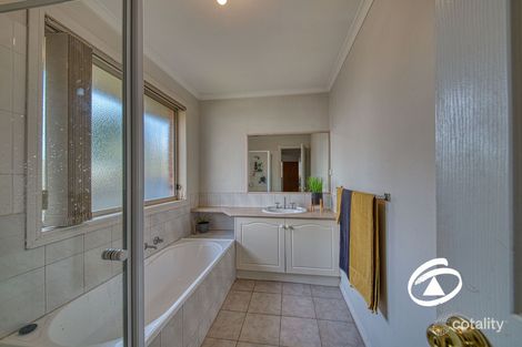 Property photo of 37 Bellevue Drive Berwick VIC 3806