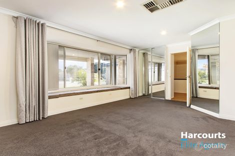 Property photo of 16 Silvertop Circle Warnbro WA 6169