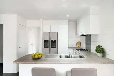 Property photo of 15 Melzak Way Berwick VIC 3806