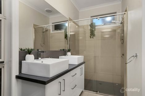 Property photo of 33 Stoke Circuit Wollert VIC 3750