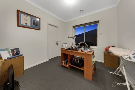 Property photo of 33 Stoke Circuit Wollert VIC 3750