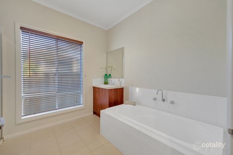 Property photo of 10 Oakville Place Craigieburn VIC 3064