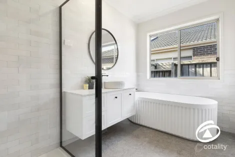 Property photo of 5 Honey Court Berwick VIC 3806