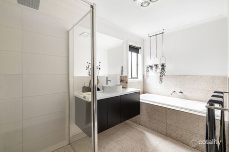 Property photo of 42 Gascoyne Circuit Lara VIC 3212