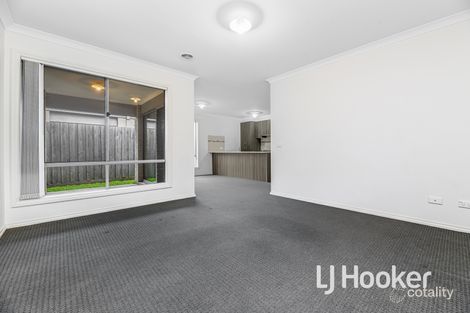 Property photo of 11/30 Sir Thomas Drive Pakenham VIC 3810