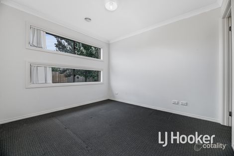 Property photo of 11/30 Sir Thomas Drive Pakenham VIC 3810