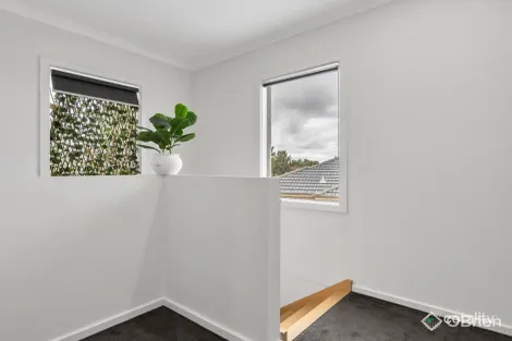 Property photo of 2/13 Fishburn Grove Harkness VIC 3337