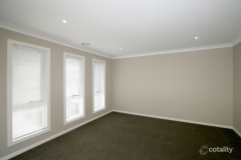 Property photo of 4 Breasley Crescent Boorooma NSW 2650