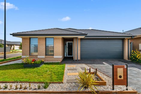 1 Milton Pl, Strathtulloh, VIC 3338