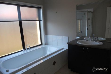 Property photo of 10 Formby Place Cranbourne VIC 3977