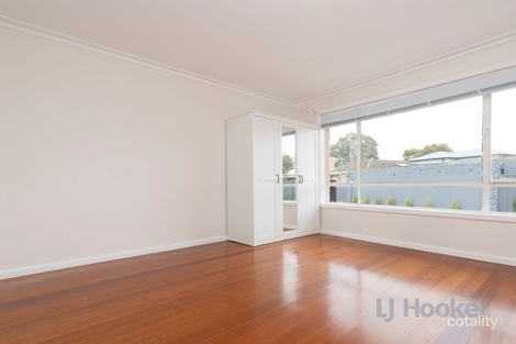2/2 Almond Ave, Brooklyn, VIC 3012