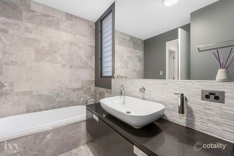 Property photo of 37 Quayside Drive Helensvale QLD 4212