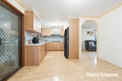 Property photo of 14 Glenbourne Road Cranbourne VIC 3977