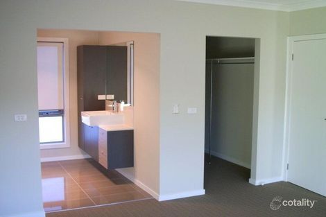 Property photo of 5/10-12 Kooyong Way Caroline Springs VIC 3023